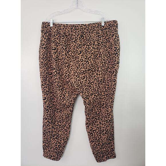 (9) Torrid Women's Pants Size 3 (3X) Fit Jogger Fleece Leopard Crop Mobwife - Picture 4 of 8